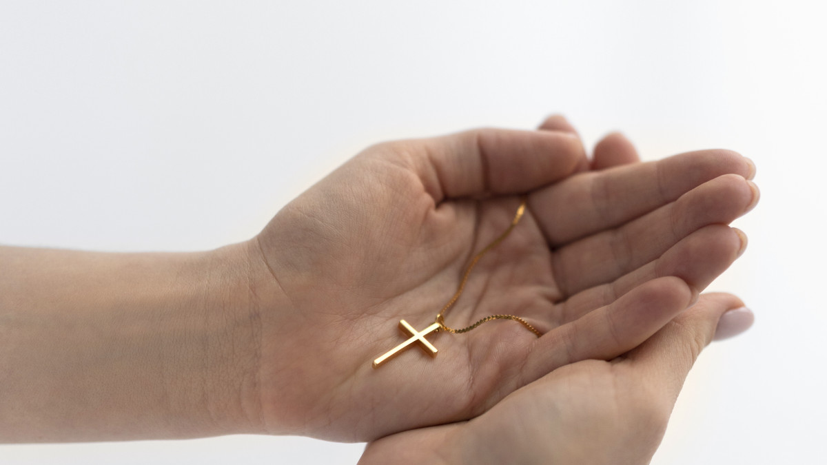 joli collier avec croix en or