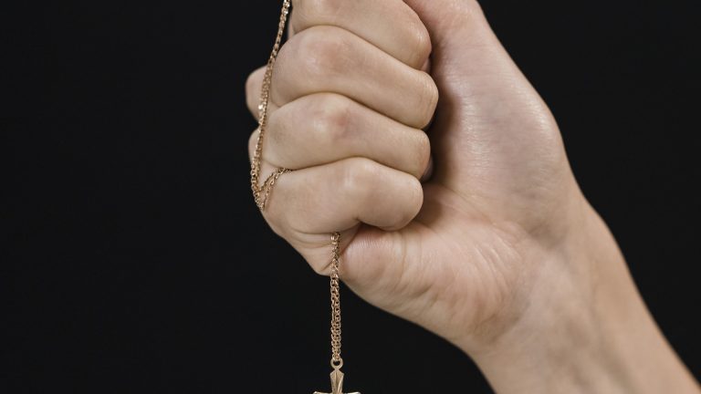 La croix en or pour femme, un bijou chargé de symbolisme